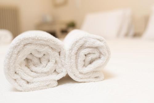 Кровать или кровати в номере Galini Hotel