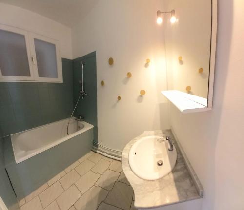 une salle de bain avec toilettes, baignoire et lavabo dans l'établissement L'échappée Belle, à Gravelines