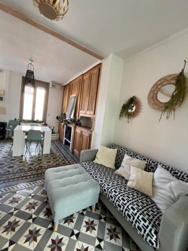 un salon avec un canapé et une table dans l'établissement Charmante amiénoise proche gare, à Amiens