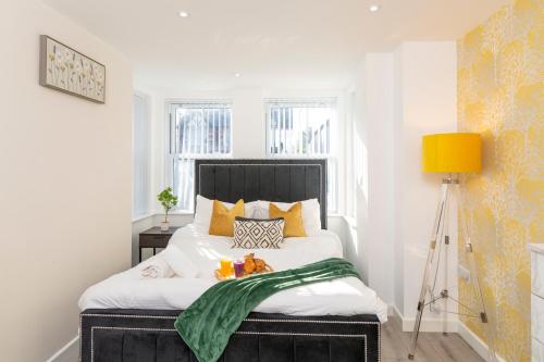 Postel nebo postele na pokoji v ubytování The Phantom Apartment ideal for JR Churchill Manor Nuffield Hospitals Oxford B University 2023 built sleeps 5 people comfortably very modern 2 rooms 3 bathrooms 1 minute walk to John Radcliffe Hospital