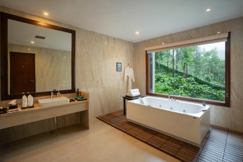 Koupelna v ubytování Trivik Hotels & Resorts, Chikmagalur