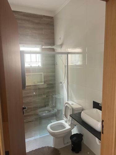 un bagno con wc, lavandino e doccia di Casa em Andradas a Andradas