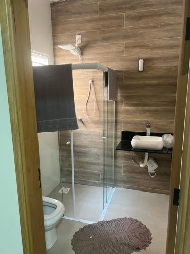 un bagno con wc e doccia in vetro di Casa em Andradas a Andradas