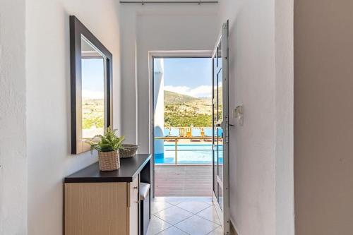 Goro 10 - Front Pool, Kitchen & Parking