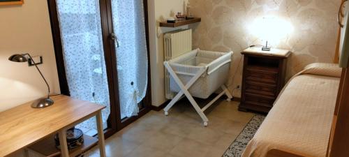 a room with a bed and a table and a lamp at Villa Green Harmony in Bussolengo