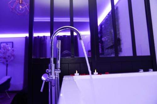 a kitchen sink with a faucet in a room at L'Atelier de rêves in Metz