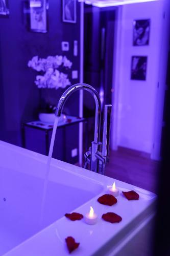 a sink with two lit candles and a sink with hearts at L'Atelier de rêves in Metz