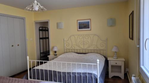 Ένα ή περισσότερα κρεβάτια σε δωμάτιο στο Beau logement autonome à 15 mn du centre de Dijon