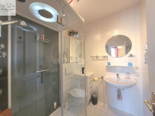 アルタウスゼーにあるNostalgie-Apartment Seeidylleのシャワー、洗面台、トイレ付きのバスルーム
