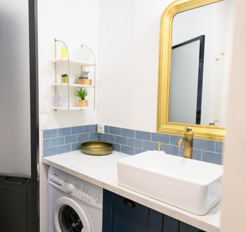 une salle de bain avec un lavabo et une machine à laver dans l'établissement Offre spéciale ! Jolie pépite - Le Verdoyant, à Nantes