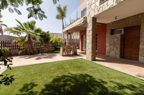 Κήπος έξω από το Serenity Villa Tauro