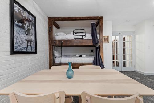a dining room with a table and a bunk bed at Cheery Flat in Adams Morgan - Mt Pleasant in Washington, D.C.