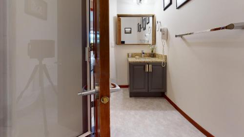 Фотография из галереи LAGOONS 20 Village location Rare 5BDR Condo With Private Hot Tub в Уистлере