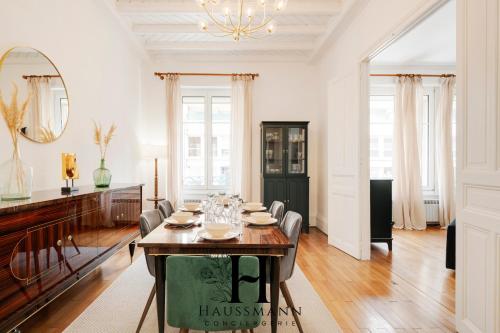 une salle à manger avec une table et des chaises dans l'établissement Magnifique Appartement Luxe Cœur de Nancy, à Nancy