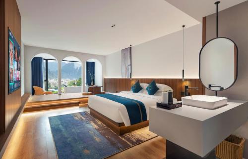 Postel nebo postele na pokoji v ubytování Zhangjiajie Happy Hotel