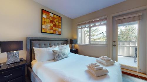 Кровать или кровати в номере LAGOONS 20 Village location Rare 5BDR Condo With Private Hot Tub