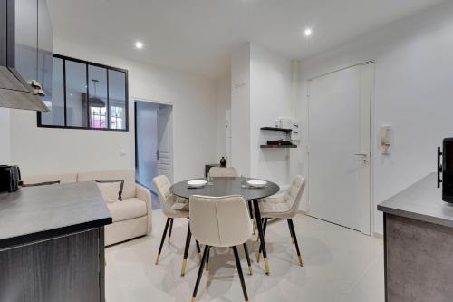 une cuisine et un salon avec une table et des chaises dans l'établissement ODERNER - Cosy apartment, à Paris