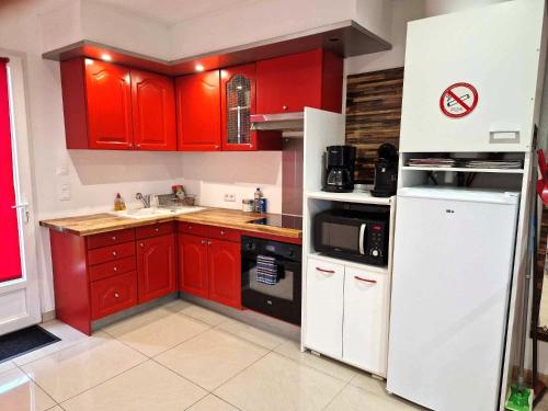 Kuchyň nebo kuchyňský kout v ubytování 03 - Joli studio traversant situé au rdc avec 2 lits, tout équipé pour 1, 2 ou 3 personnes maximum, entrée indépendante donnant sur parking dont une place est réservée devant la porte, grand fourgon possible et petit jardin sur l'arrière comme une maison