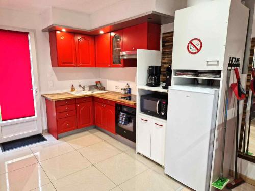 03 - Joli studio traversant situé au rdc avec 2 lits, tout équipé pour 1, 2 ou 3 personnes maximum, entrée indépendante donnant sur parking dont une place est réservée devant la porte, grand fourgon possible et petit jardin sur l'arrière comme une maison