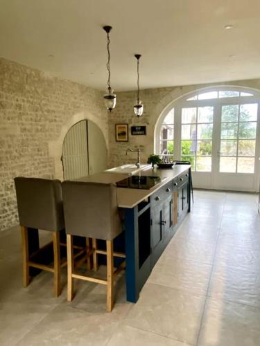 - une grande cuisine avec un îlot dans la chambre dans l'établissement Le Mas, Maison de maître, Cognac, à Verrières