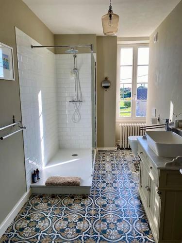 une salle de bain avec douche et lavabo dans l'établissement Le Mas, Maison de maître, Cognac, à Verrières