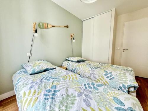 deux lits côte à côte dans une chambre dans l'établissement Appartement élégant hyper centre Arcachon plage classé 3 étoiles, à Arcachon