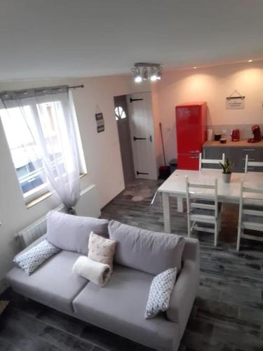 un salon avec un canapé blanc et une table dans l'établissement Maison individuelle entièrement refaite, à La Ferté-Bernard