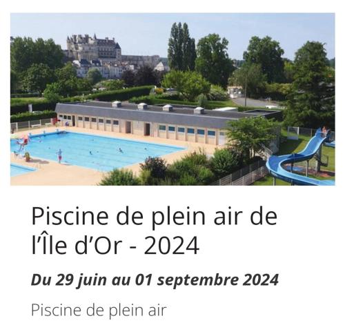 une photo d'une piscine avec toboggan dans l'établissement La maison aux iris, à Pocé-sur-Cisse