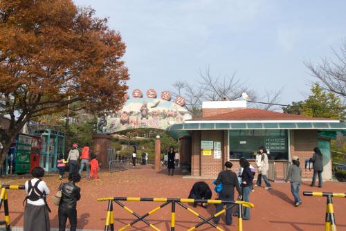 a group of people standing outside of a building at Asia Lakeside Hotel in Jinju
