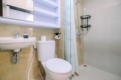 Ένα μπάνιο στο Cozy Stay Studio Transpark Cibubur Apartment By Travelio