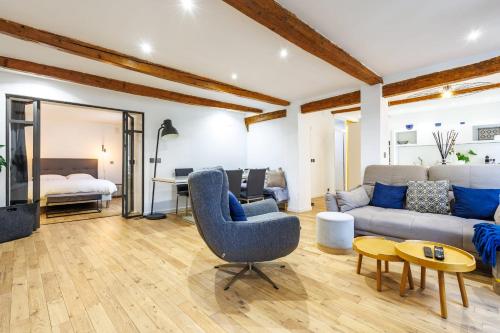 un salon avec un canapé et une table dans l'établissement Appartement des Verrières - Welkeys, à Avignon