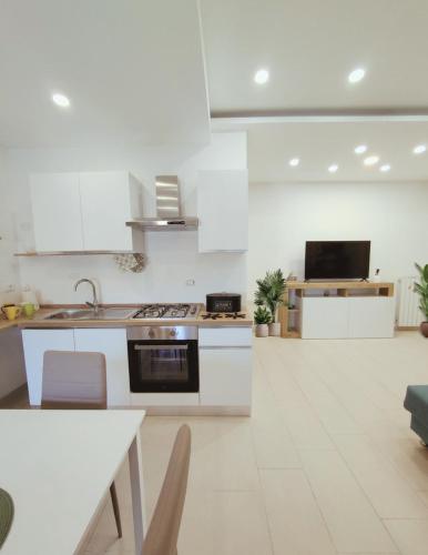 パレルモにあるPaMa House comfort e relax a due passi dal centroのシンクとコンロのある白いキッチン