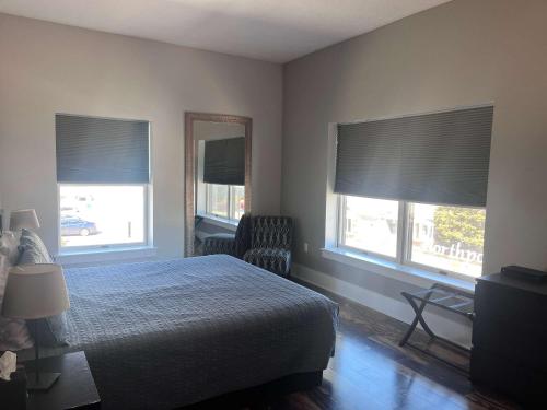 una camera con un letto e due finestre con persiane di Boutique Hotel Room 2 a Northport