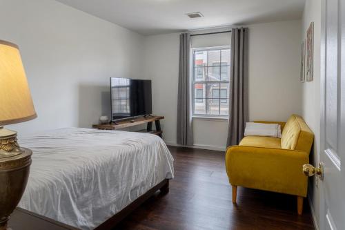 Ένα ή περισσότερα κρεβάτια σε δωμάτιο στο Huge 3BR Urban Gem just 3 miles to NYC plus Free Parking