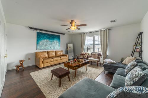 Χώρος καθιστικού στο Huge 3BR Urban Gem just 3 miles to NYC plus Free Parking