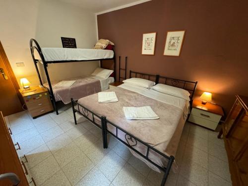 a bedroom with two bunk beds and a table at Admiral Home Venice Center in Venice