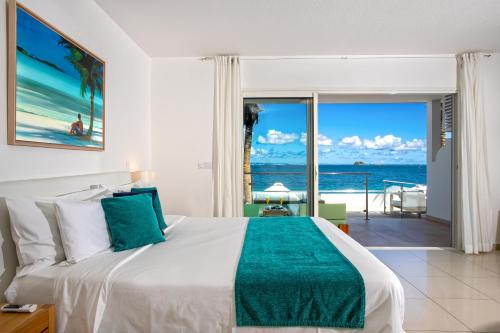 Postel nebo postele na pokoji v ubytování Bleu Emeraude Hotel