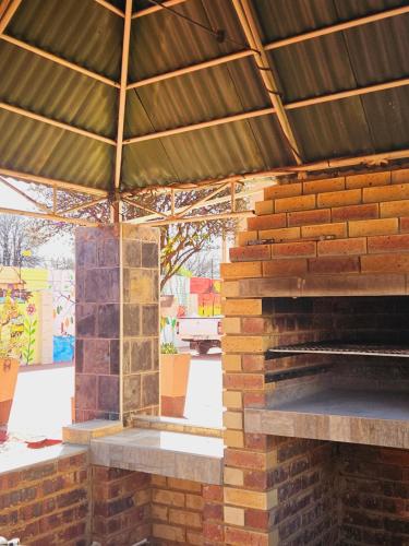 Kemudahan BBQ tersedia untuk tetamu di rumah tamu ini