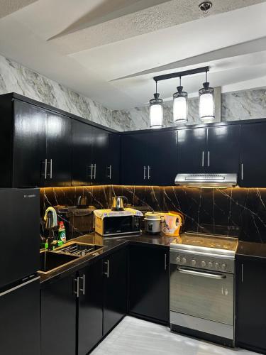 Una cocina o zona de cocina en Executive Staycation