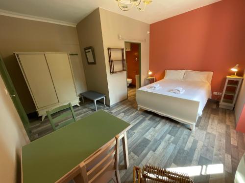a small room with a bed and a table at Tavarn Ty Gar in Hennebont