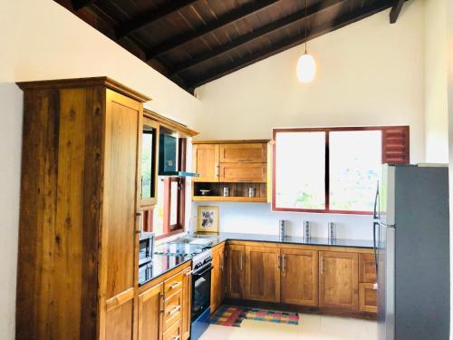 Η κουζίνα ή μικρή κουζίνα στο Hillcrest Holiday Home -Kandy