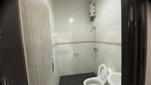 a bathroom with a toilet and a sink at Kamar no 4 in Sampal 2