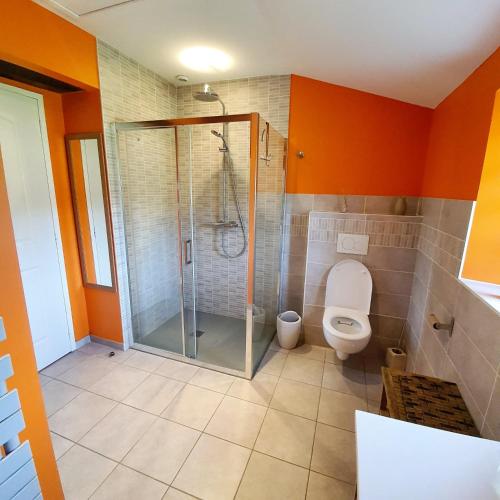 une salle de bain avec douche et toilettes dans l'établissement Gîte à la campagne, à Guidel