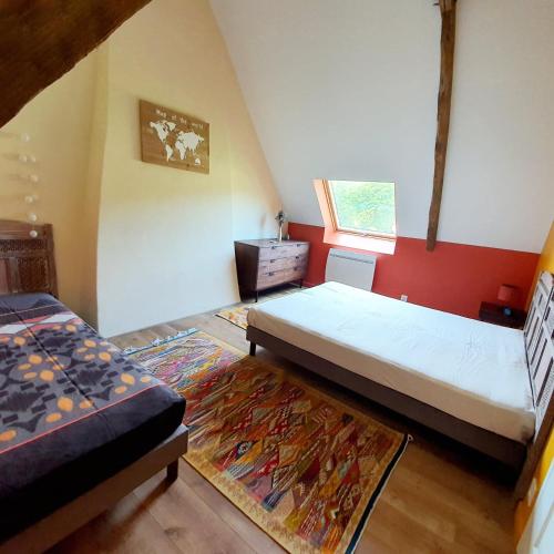 une chambre avec deux lits et une commode dans l'établissement Gîte à la campagne, à Guidel