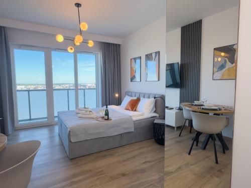 Postel nebo postele na pokoji v ubytování URBAN APARTMENTS GLOBAL SKYLINE RAFAEL CENTRUM , 17th Floor No 22, Free Garage, Self Check-in, No Deposit