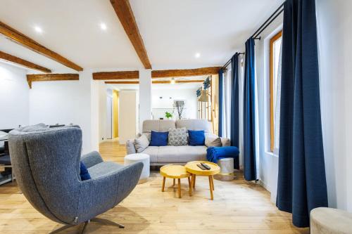 un salon avec un canapé et une chaise dans l'établissement Appartement des Verrières - Welkeys, à Avignon