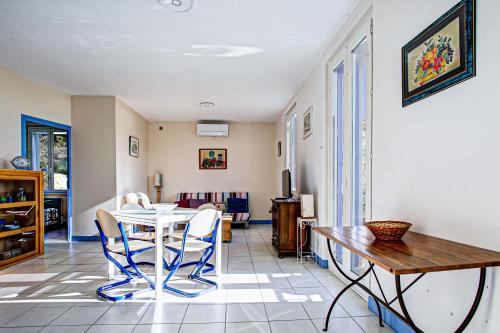 un salon avec une table et des chaises dans l'établissement Mirande 1 - Appt vue mer et montagne, à Port-Vendres