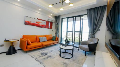 Coin salon dans l'établissement 2-bedroom Apartment at Oasis Park