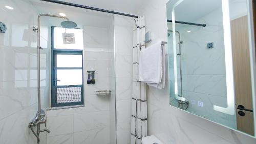 Salle de bains dans l'établissement 2-bedroom Apartment at Oasis Park