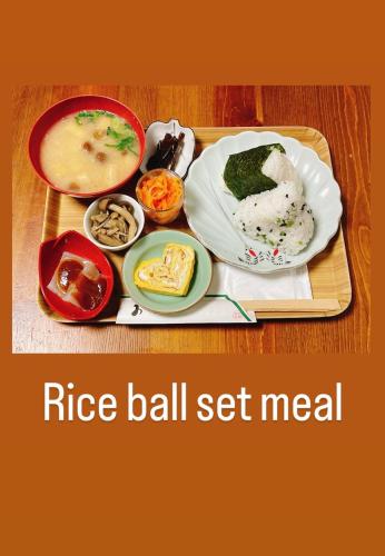 a plate of rice ball set meal on a tray at Inn Unkai no Sato no Yado 民宿 雲海の里の宿 in Nosegawa